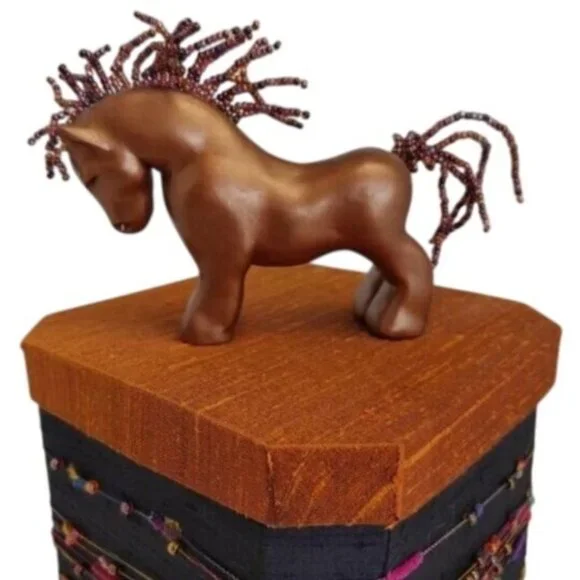 Handmade Crafted Sculptured Beaded Horse Box Keepsake Signed 2010 - Picture 2 of 6
